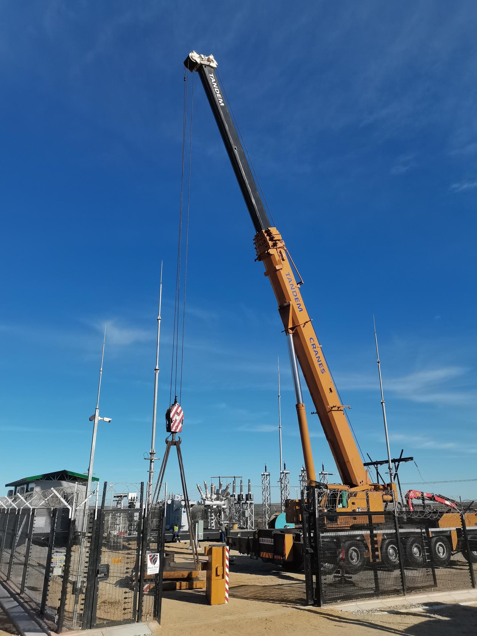 Mobile crane hire in Cape Town lifting construction materials – reliable & affordable crane rental services in the Western Cape.