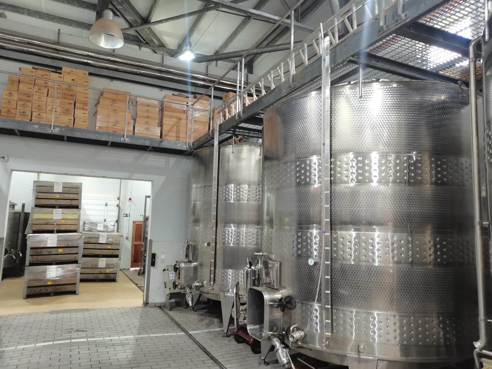 Professionele Toerusting Verskuiving vir Wynkelders | Cape Rigging Services